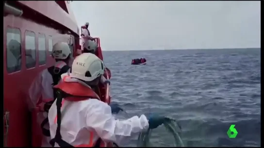Rescatados 100 inmigrantes en aguas murcianas Rescatados 100 inmigrantes en aguas murcianas