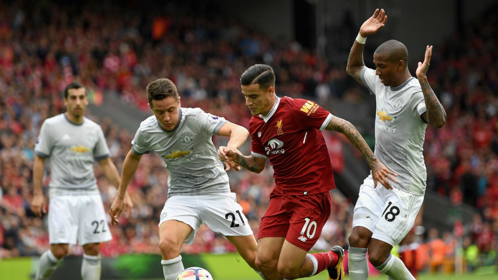 Coutinho, entre Ander Herrera y Young