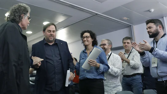 El vicepresidente del Govern, Oriol Junqueras, es saludado por Joan Tarda El vicepresidente del Govern, Oriol Junqueras, es saludado por Joan Tarda