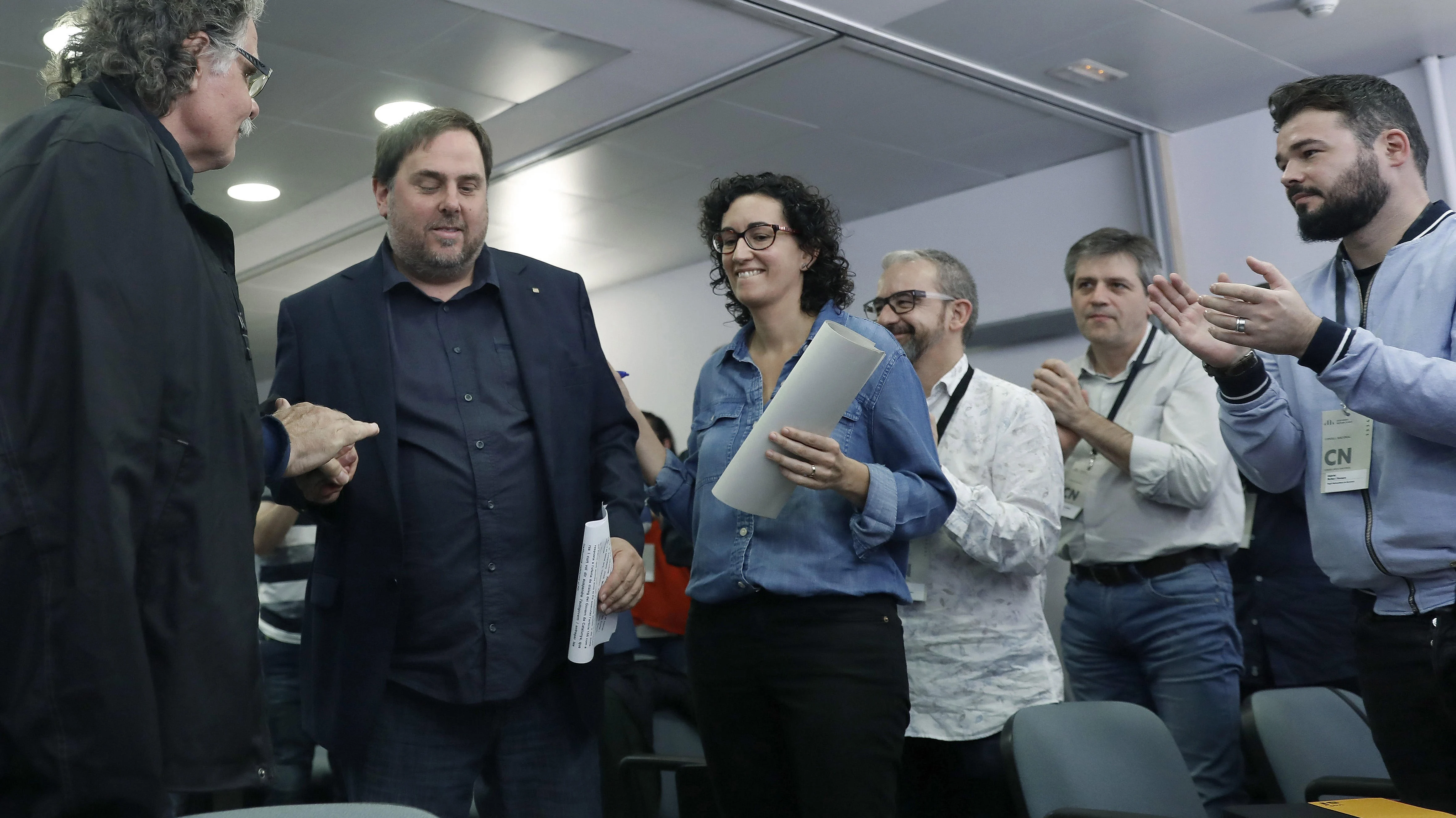 El vicepresidente del Govern, Oriol Junqueras, es saludado por Joan Tarda 