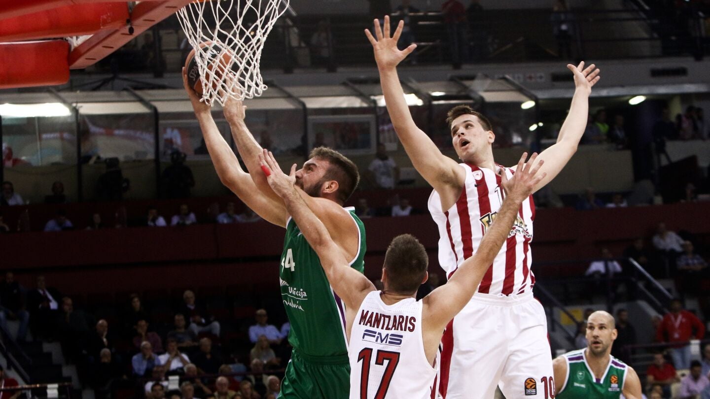 Dejan Musli trata de encestar ante la defensa de Olympiacos