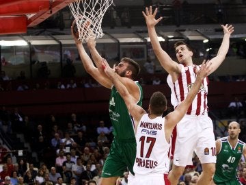 Dejan Musli trata de encestar ante la defensa de Olympiacos Dejan Musli trata de encestar ante la defensa de Olympiacos