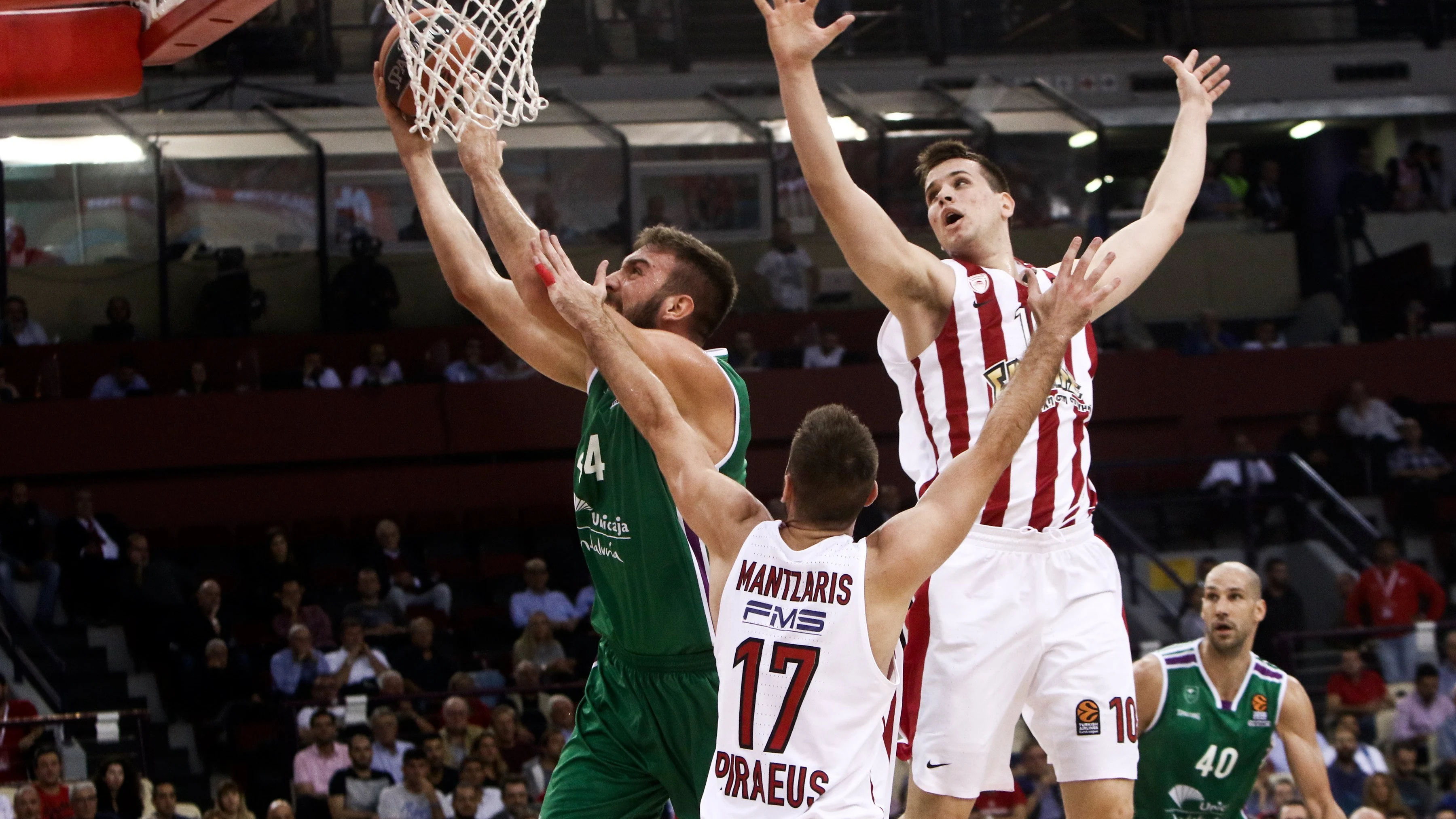 Dejan Musli trata de encestar ante la defensa de Olympiacos Dejan Musli trata de encestar ante la defensa de Olympiacos