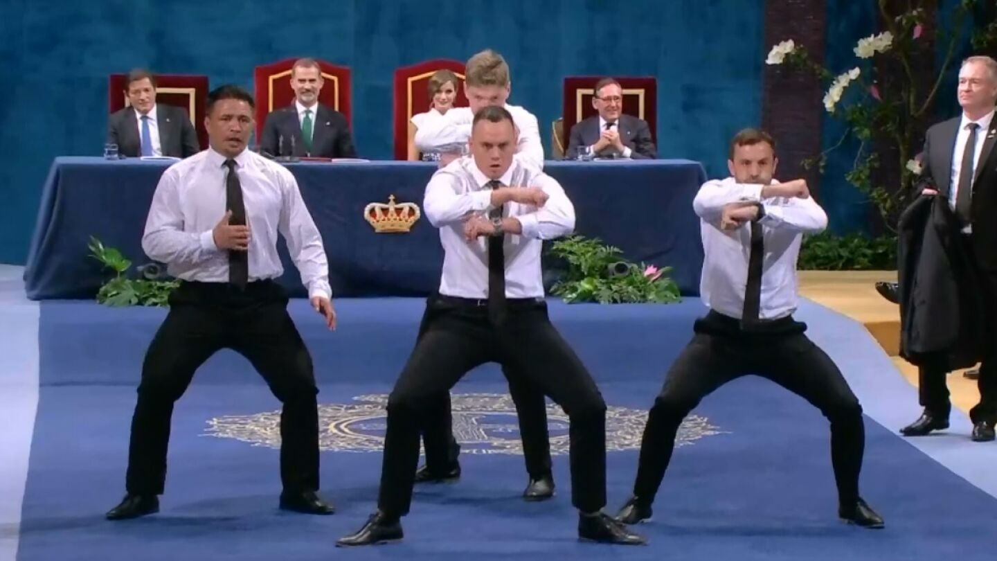 Los jugadores de los All Blacks interpretan la haka en los Princesa de Asturias