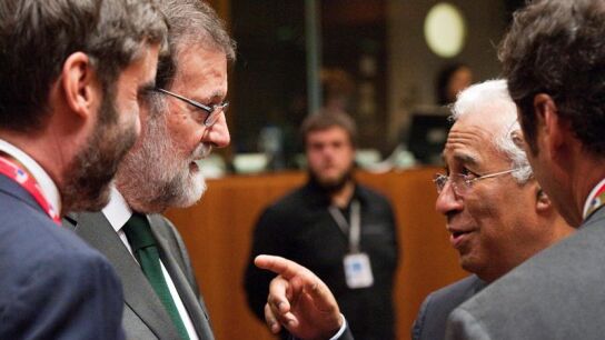 El presidente del Gobierno, Mariano Rajoy, conversa con el primer ministro de Portugal, Antonio Costa 