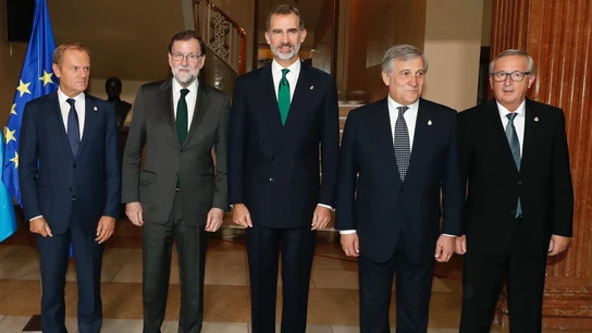 Felipe VI posa junto a Mariano Rajoy, Donald Tusk, Antonio Tajani y Jean-Claude Juncker Felipe VI posa junto a Mariano Rajoy, Donald Tusk, Antonio Tajani y Jean-Claude Juncker