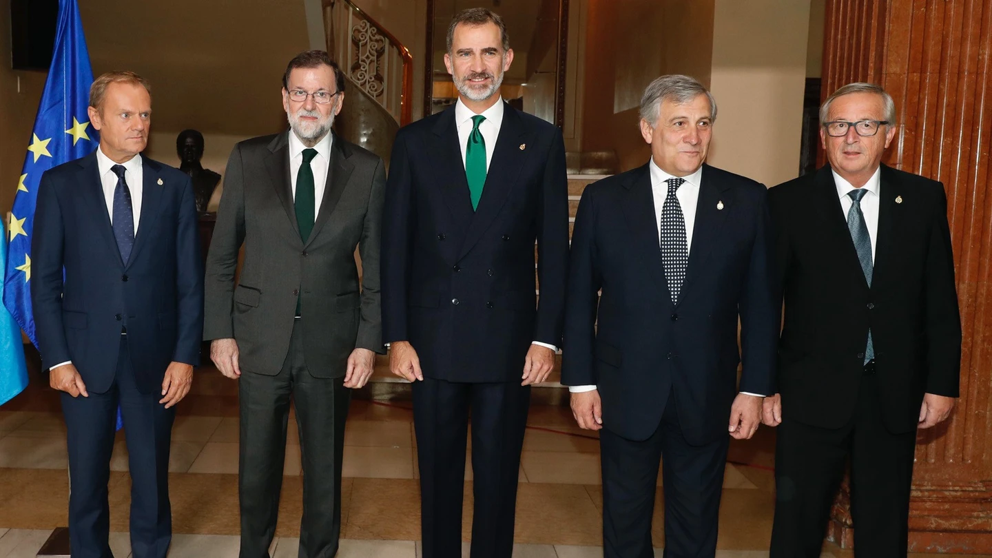 Felipe VI posa junto a Mariano Rajoy, Donald Tusk, Antonio Tajani y Jean-Claude Juncker Felipe VI posa junto a Mariano Rajoy, Donald Tusk, Antonio Tajani y Jean-Claude Juncker