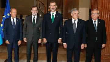 Felipe VI posa junto a Mariano Rajoy, Donald Tusk, Antonio Tajani y Jean-Claude Juncker