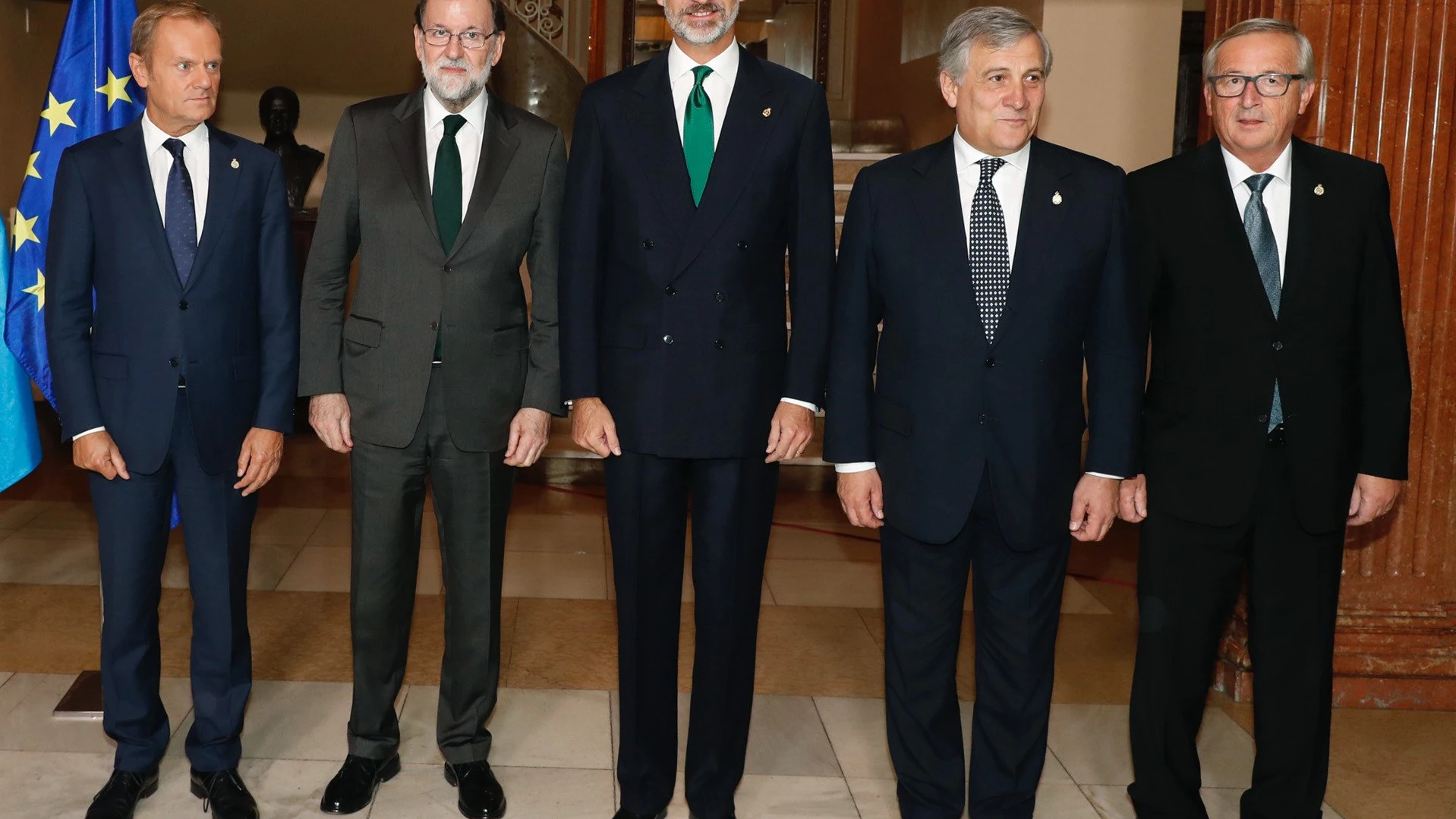 Felipe VI posa junto a Mariano Rajoy, Donald Tusk, Antonio Tajani y Jean-Claude Juncker