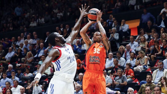 Erick Green lanza a canasta ante un defensor del Efes