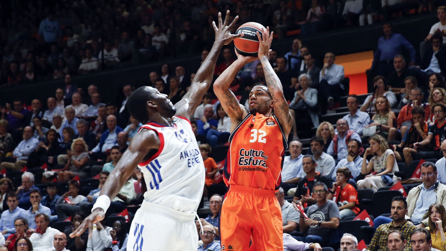 Erick Green lanza a canasta ante un defensor del Efes