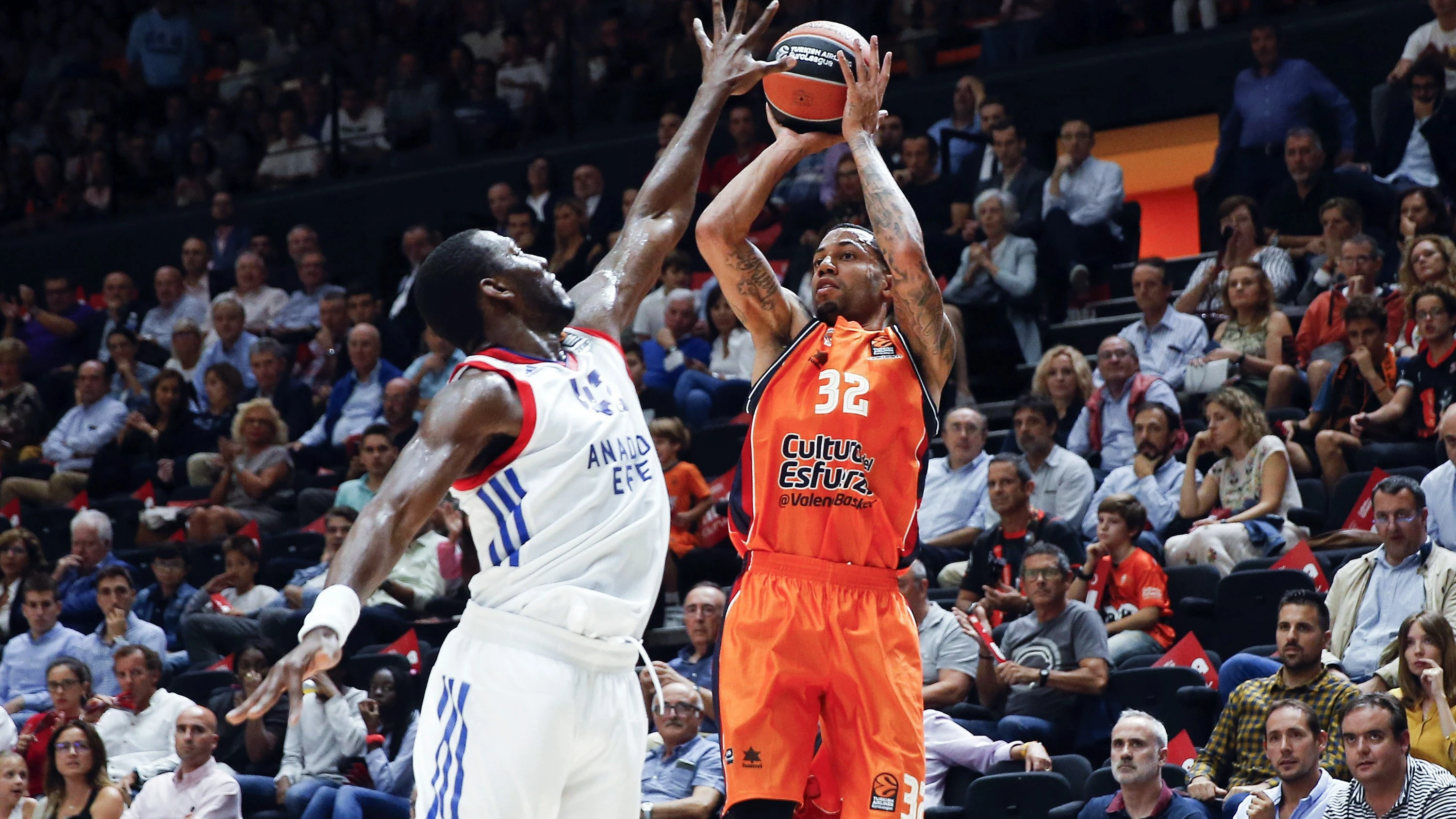 Erick Green lanza a canasta ante un defensor del Efes Erick Green lanza a canasta ante un defensor del Efes