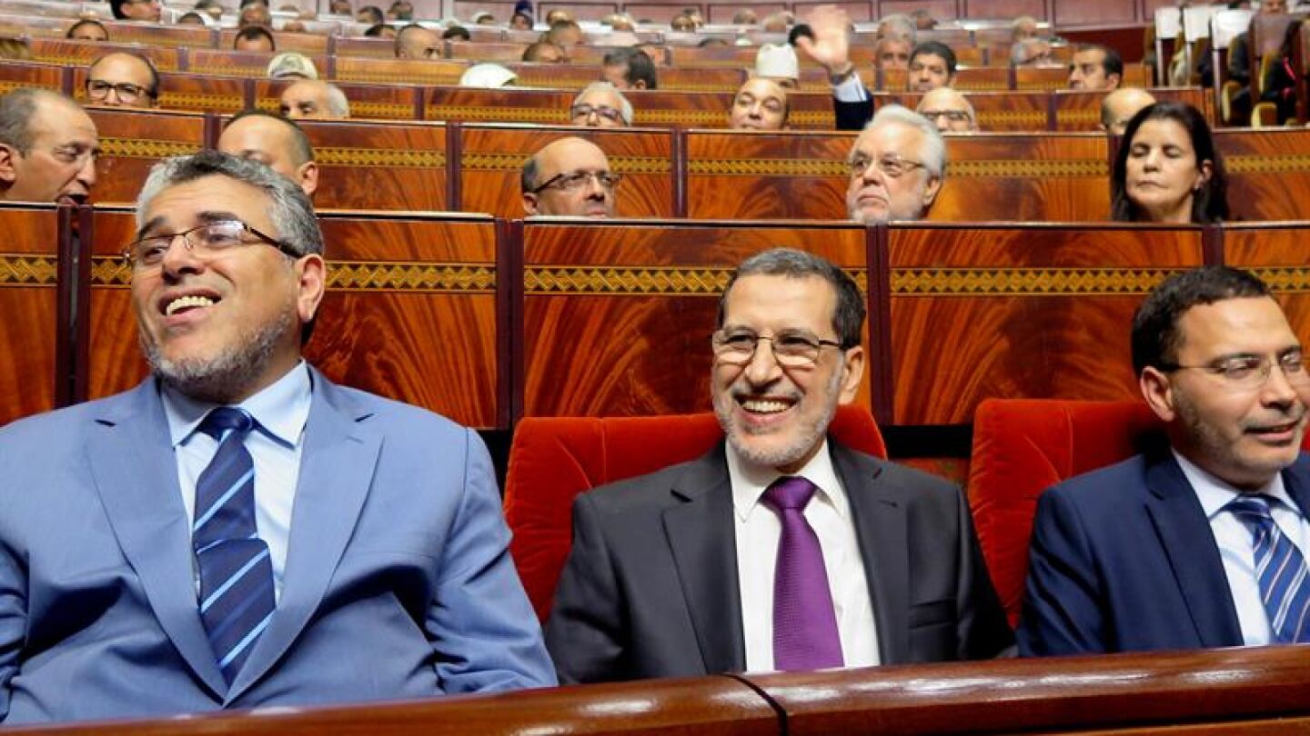 El presidente marroqu&iacute;, flanqueado por los ministros de Derechos Humanos, Mustafa Ramid y el ministro portavoz, Mustafa Khalfi