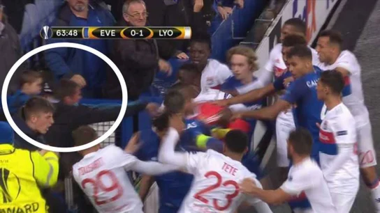 Un aficionado del Everton intenta agredir a jugadores del Lyon con su hijo en brazos Un aficionado del Everton intenta agredir a jugadores del Lyon con su hijo en brazos