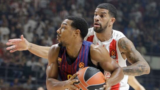Phil Pressey trata de anotar ante el Estrella Roja