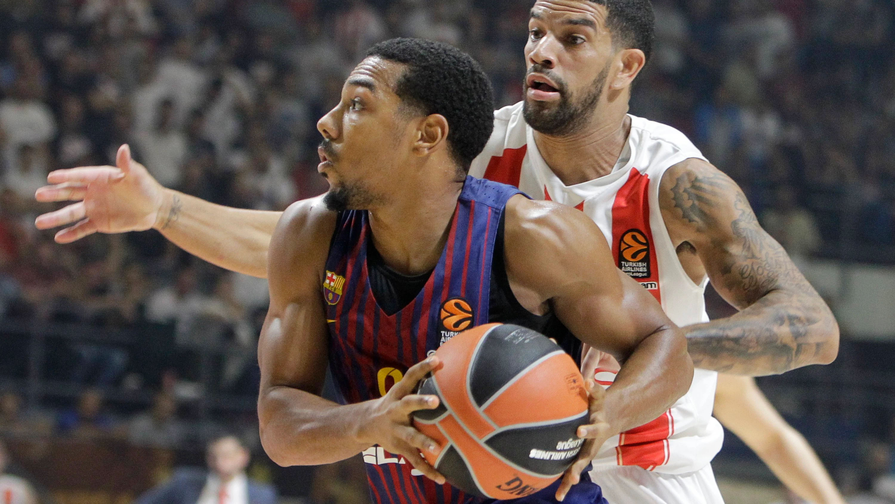 Phil Pressey trata de anotar ante el Estrella Roja