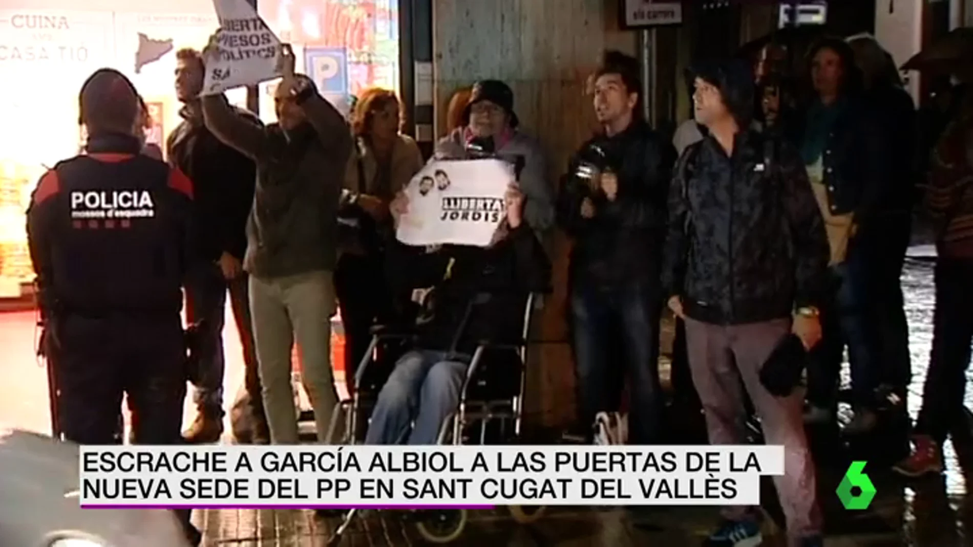 VÍDEO DE REEMPLAZO | Xavier García Albiol sufre un escrache tras inaugurar una sede del Partido Popular