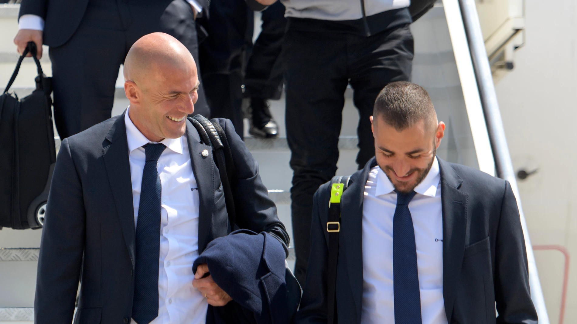 Zidane conversa con Benzema en un desplazamiento del Real Madrid