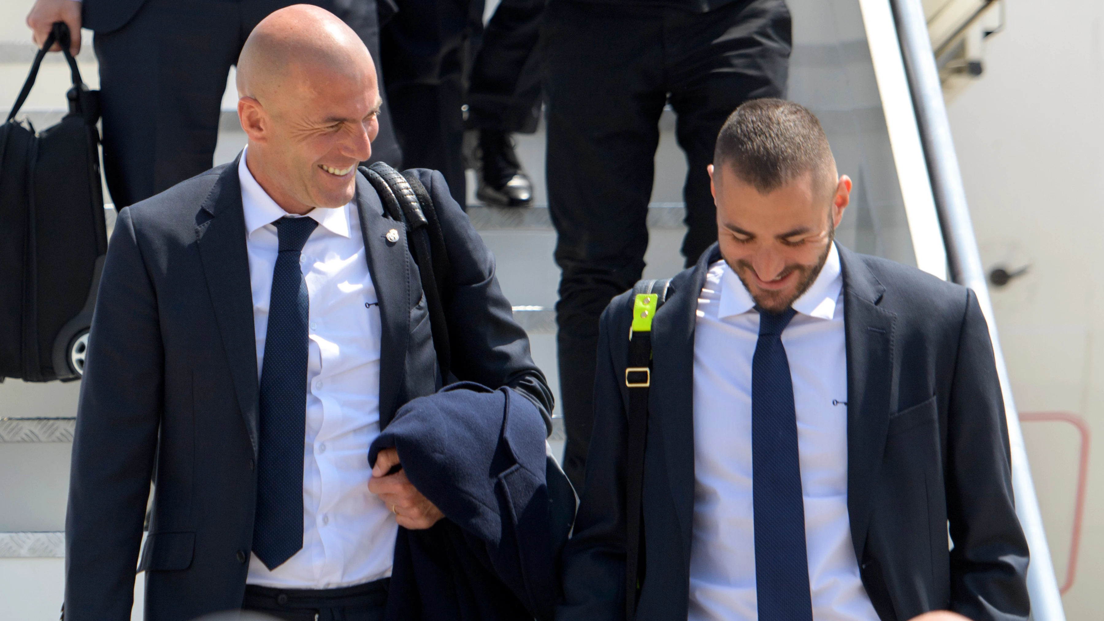 Zidane conversa con Benzema en un desplazamiento del Real Madrid