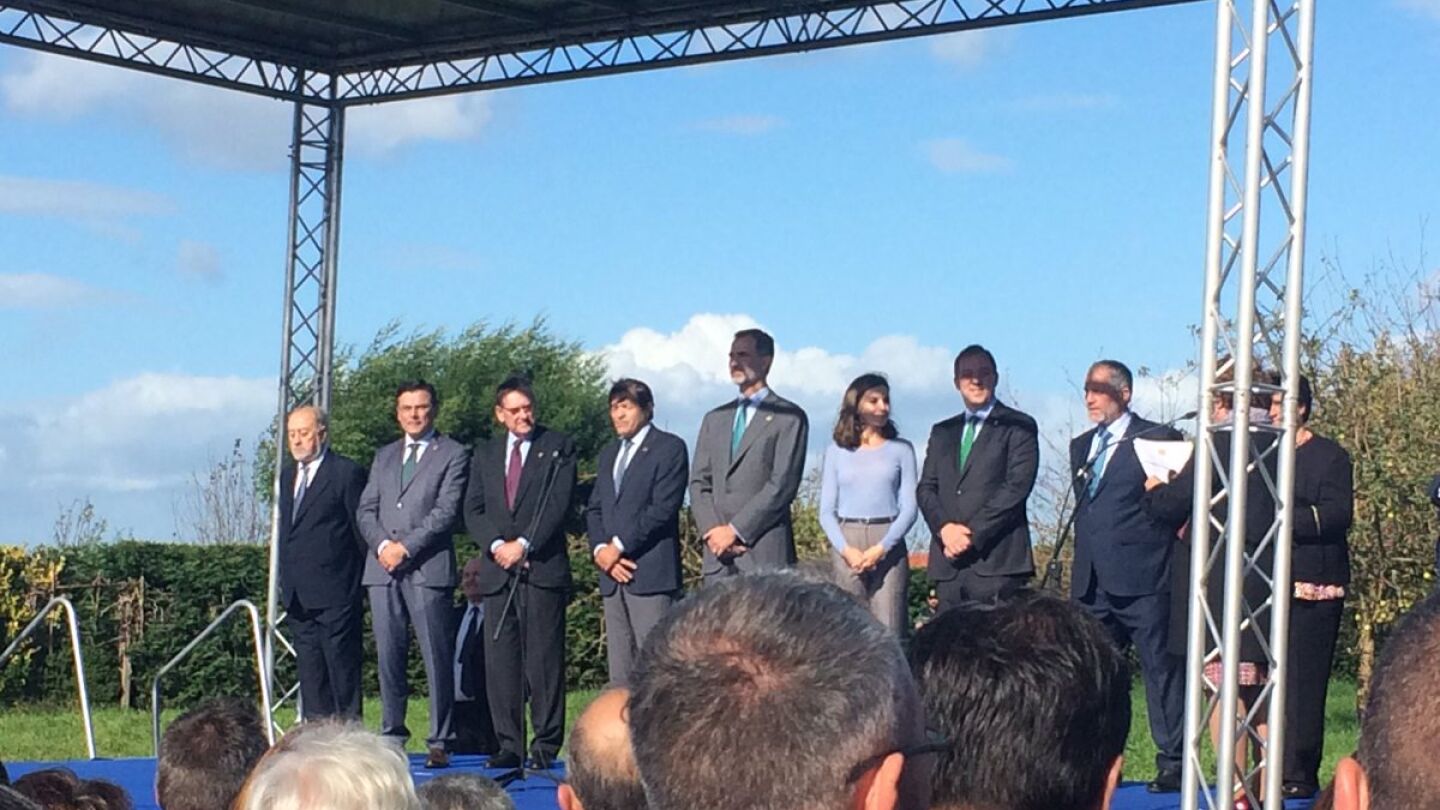 Los reyes en su visita a Pore&ntilde;u, Premio al Pueblo Ejemplar