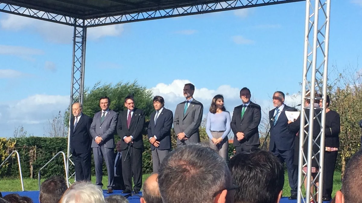 Los reyes en su visita a Poreñu, Premio al Pueblo Ejemplar