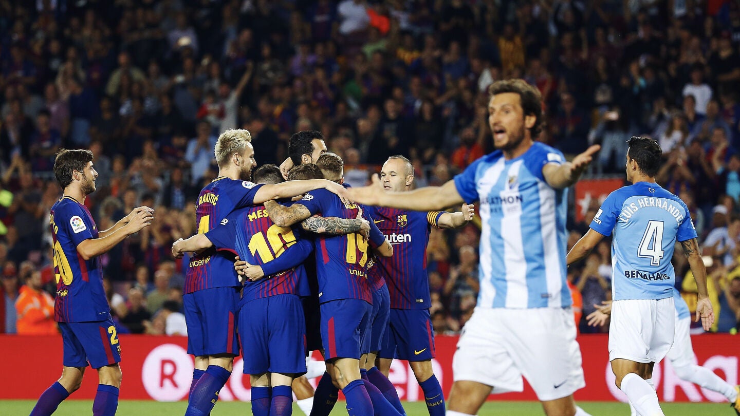 Deulofeu celebra el 1-0 ante las protestas de los jugadores del M&aacute;laga