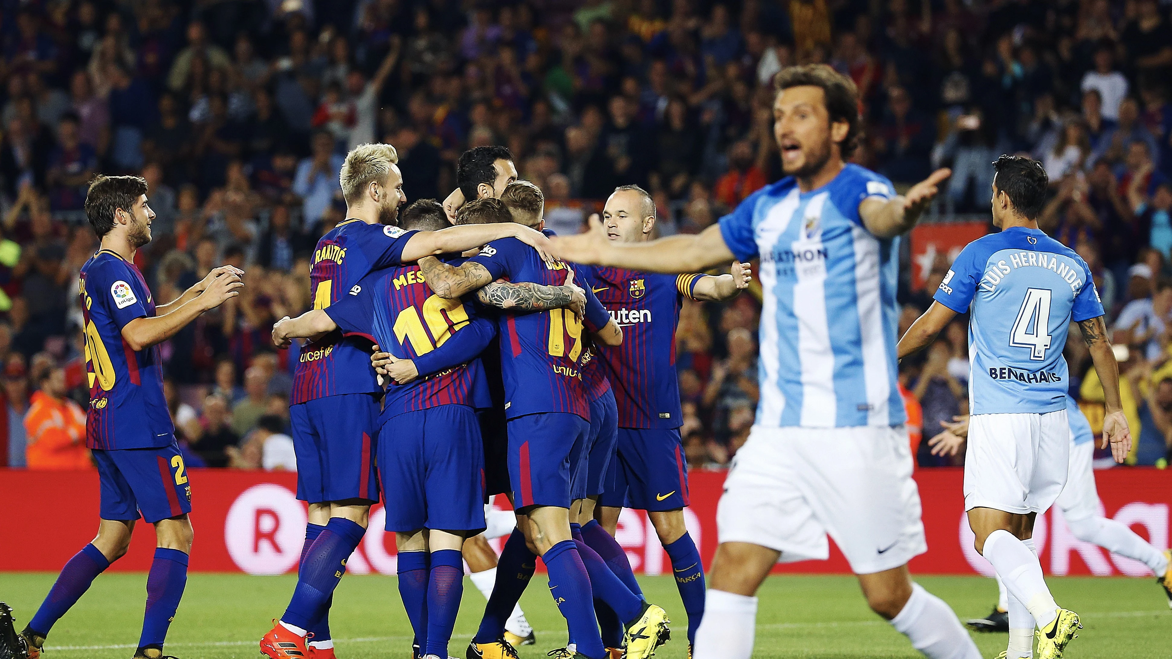 Deulofeu celebra el 1-0 ante las protestas de los jugadores del Málaga