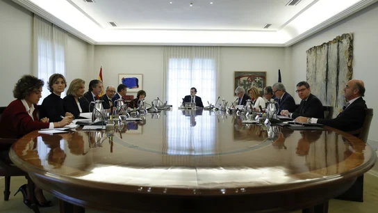 Primera imagen de la reunión extraordinaria del Consejo de Ministros para frenar a Puigdemont Primera imagen de la reunión extraordinaria del Consejo de Ministros para frenar a Puigdemont