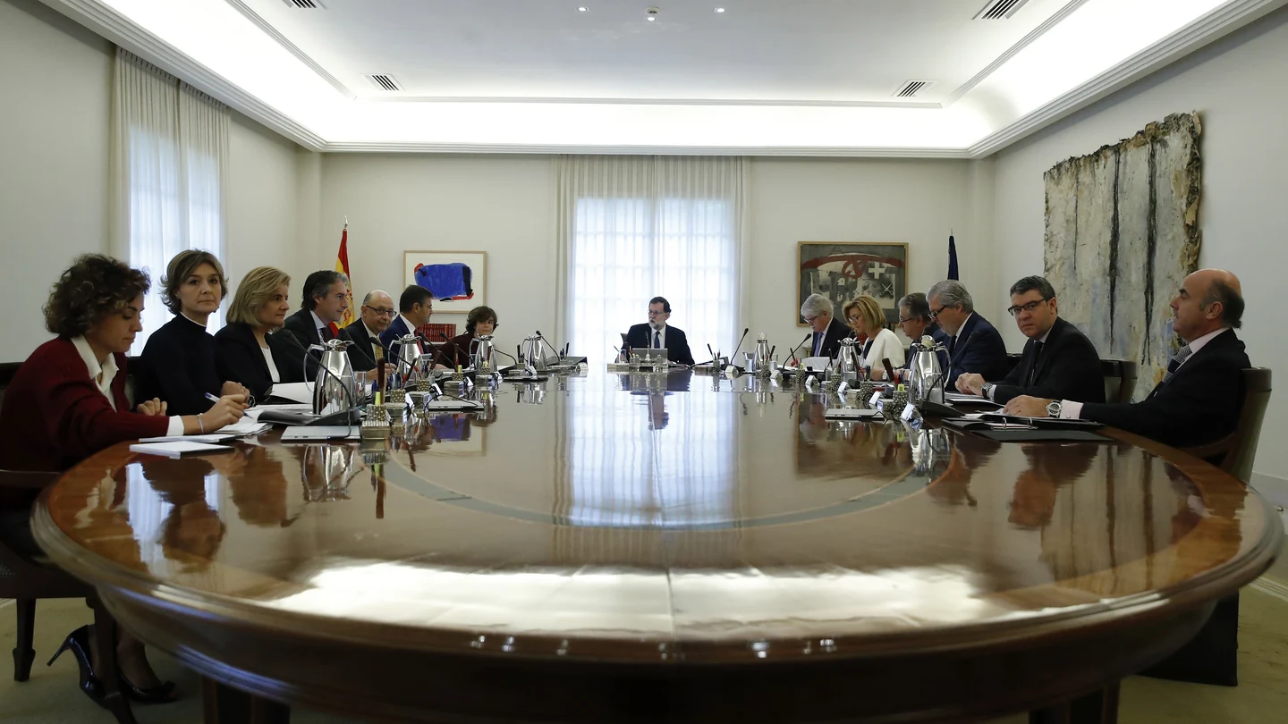 Primera imagen de la reunión extraordinaria del Consejo de Ministros para frenar a Puigdemont Primera imagen de la reunión extraordinaria del Consejo de Ministros para frenar a Puigdemont