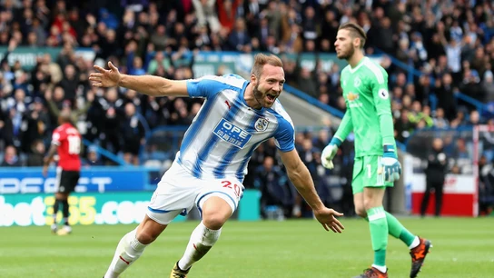 Laurent Depoitre celebra un gol ante David de Gea Laurent Depoitre celebra un gol ante David de Gea