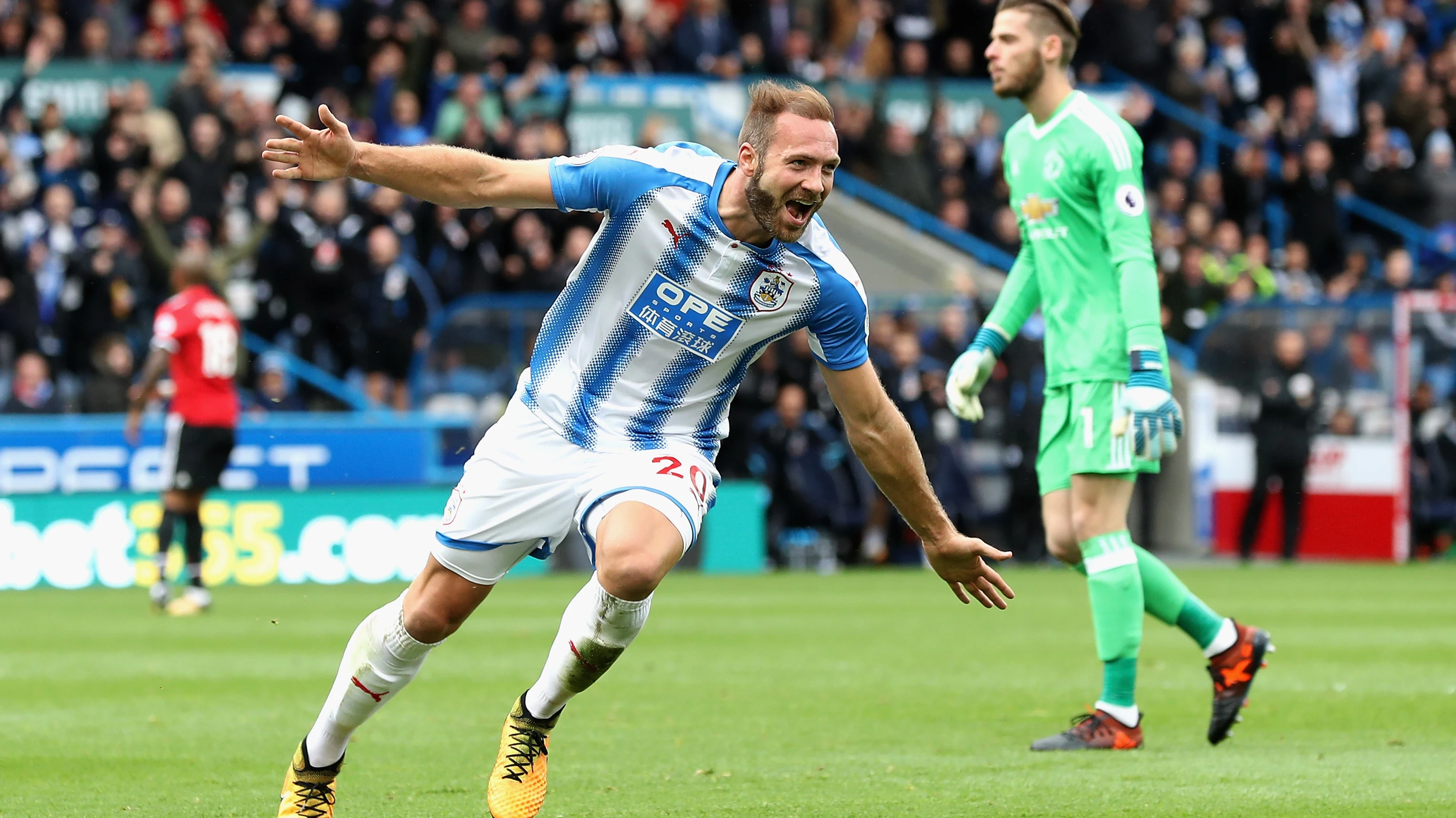 Laurent Depoitre celebra un gol ante David de Gea Laurent Depoitre celebra un gol ante David de Gea