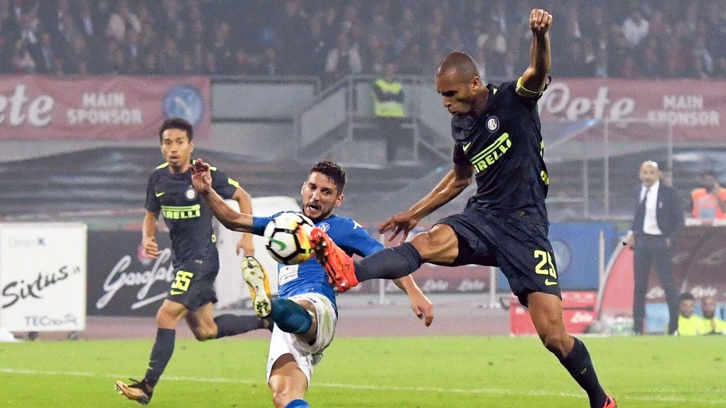 Disputa de bal&oacute;n en el N&aacute;poles - Inter