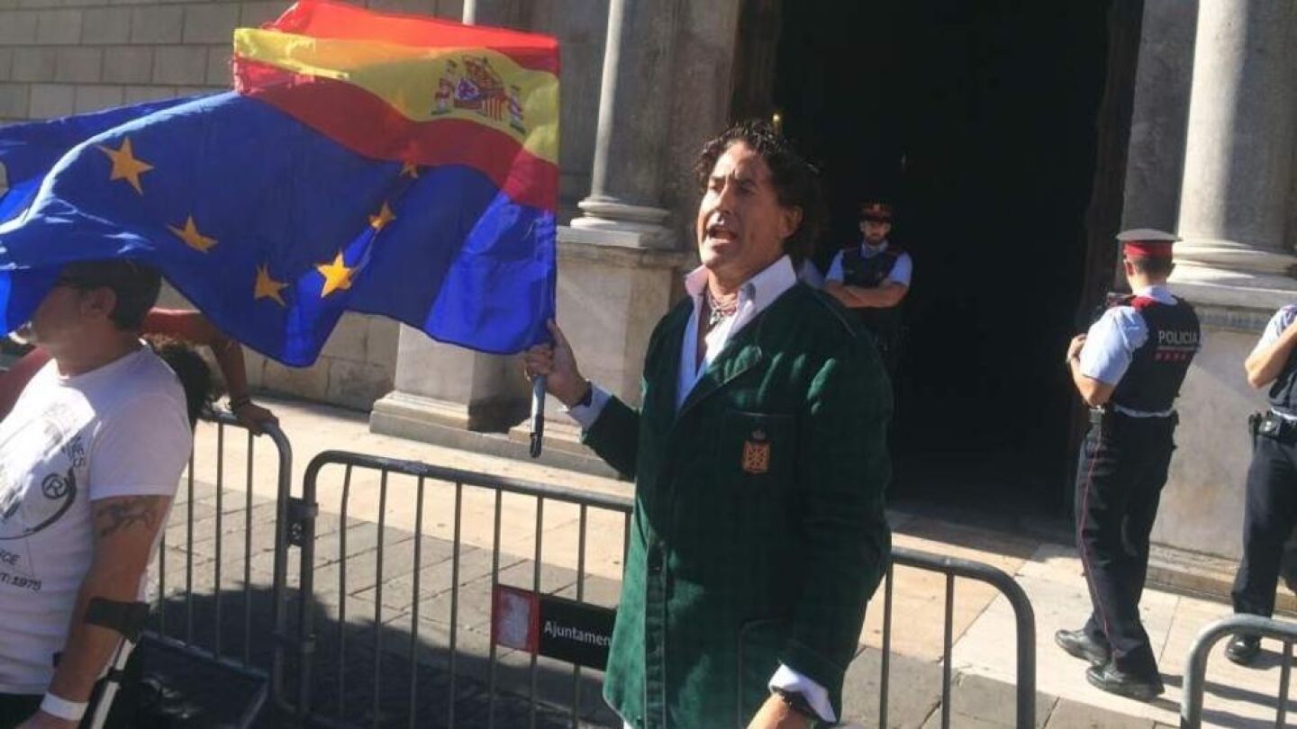 &Aacute;lvaro de Marichalar frente al Palau de la Generalitat