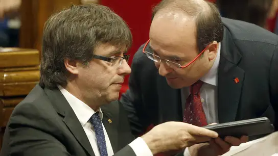Carles Puigdemont y Miquel Iceta, en un pleno del Parlament Carles Puigdemont y Miquel Iceta, en un pleno del Parlament