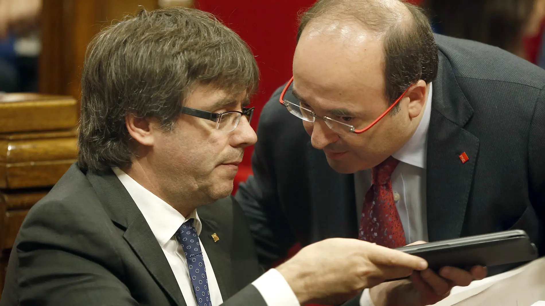 Carles Puigdemont y Miquel Iceta, en un pleno del Parlament