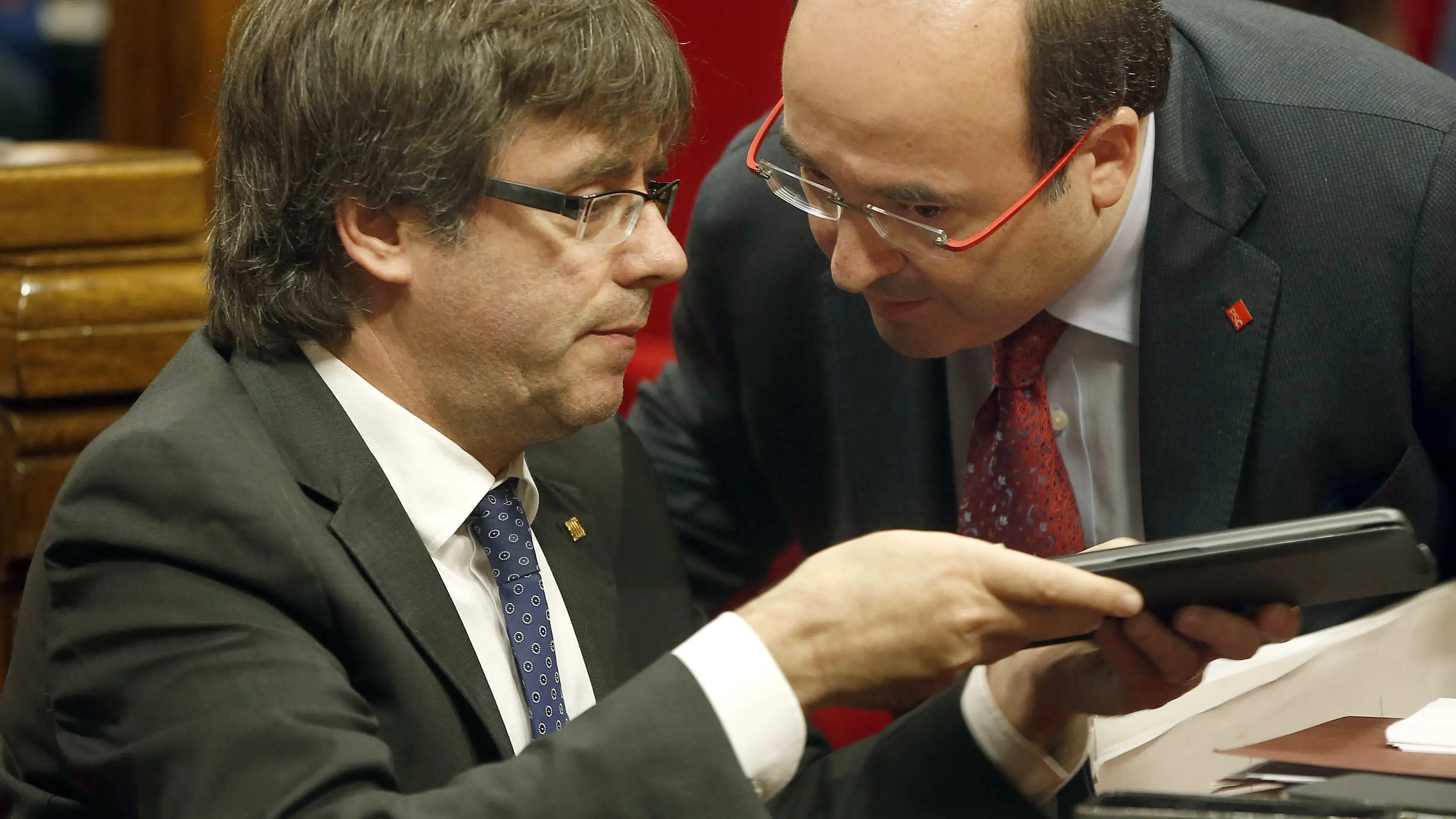 Carles Puigdemont y Miquel Iceta, en un pleno del Parlament