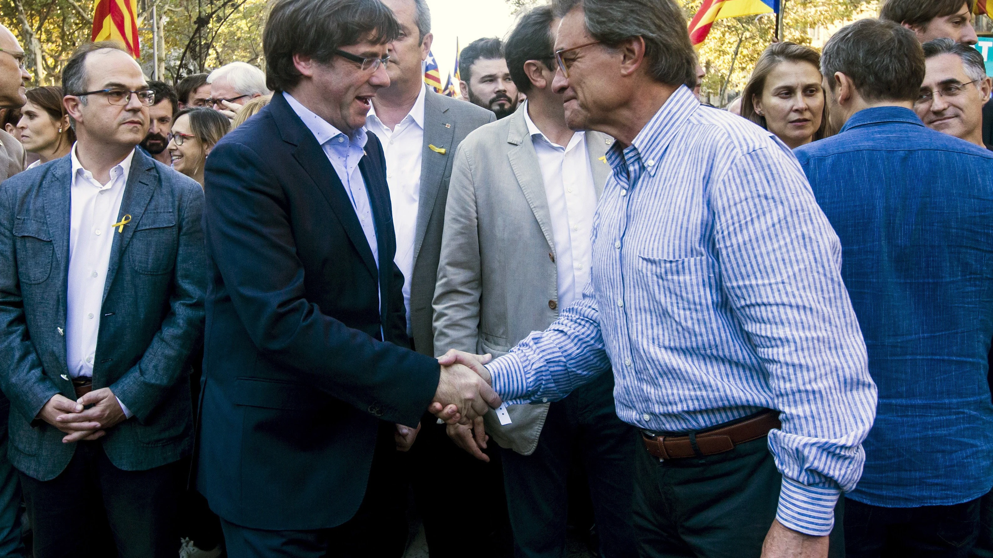 El presidente de la Generalitat, Carles Puigdemont, saluda a Artur Mas