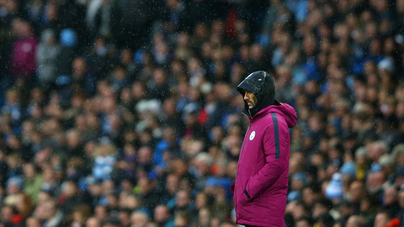 Pep Guardiola, en la banda del Etihad Stadium