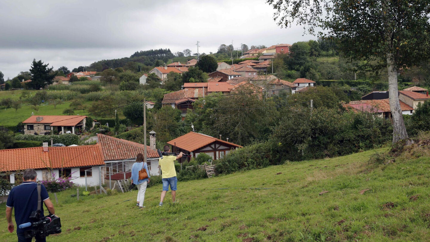 Varios periodistas en Pore&ntilde;u, una peque&ntilde;a aldea de la parroquia de Celada, en el concejo de Villaviciosa