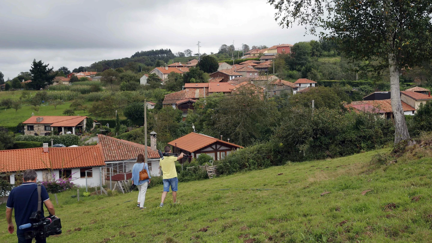 Varios periodistas en Poreñu, una pequeña aldea de la parroquia de Celada, en el concejo de Villaviciosa Varios periodistas en Poreñu, una pequeña aldea de la parroquia de Celada, en el concejo de Villaviciosa