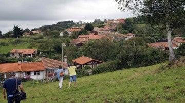 Varios periodistas en Poreñu, una pequeña aldea de la parroquia de Celada, en el concejo de Villaviciosa