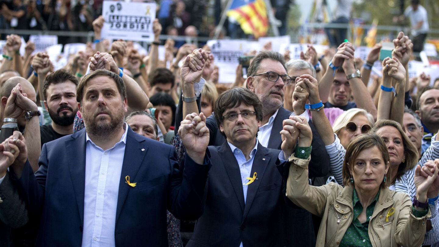 Puigdemont, Oriol Junqueras y Carme Forcadell durante la manifestaci&oacute;n en Barcelona