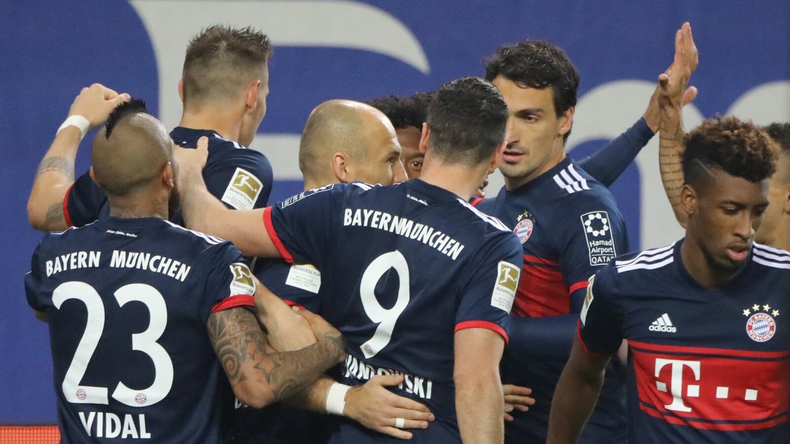 Los jugadores del Bayern celebra el gol de la victoria ante el Hamburgo