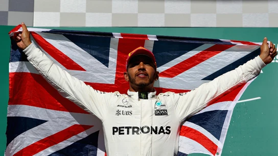 Hamilton celebra la victoria con la bandera del Reino Unido Hamilton celebra la victoria con la bandera del Reino Unido