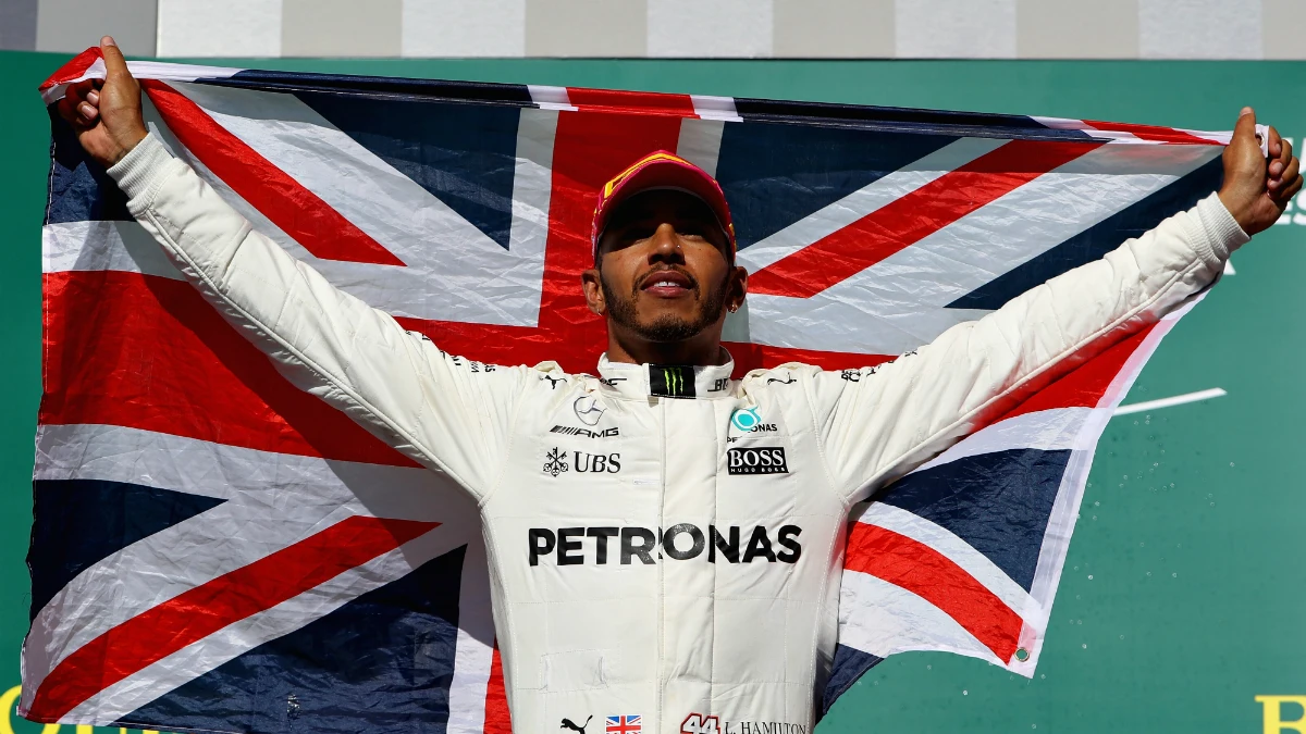 Hamilton celebra la victoria con la bandera del Reino Unido