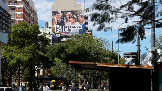 Carteles de propaganda electoral en el centro de Buenos Aires (Argentina) Carteles de propaganda electoral en el centro de Buenos Aires (Argentina)