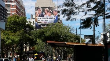 Carteles de propaganda electoral en el centro de Buenos Aires (Argentina)