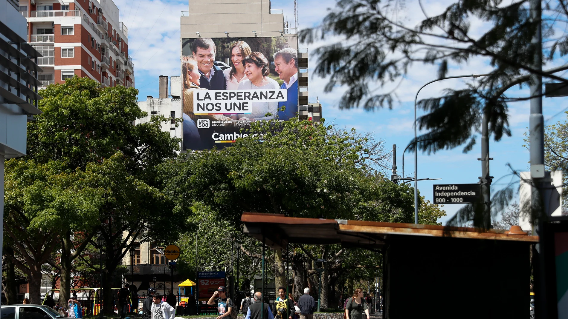 Carteles de propaganda electoral en el centro de Buenos Aires (Argentina)