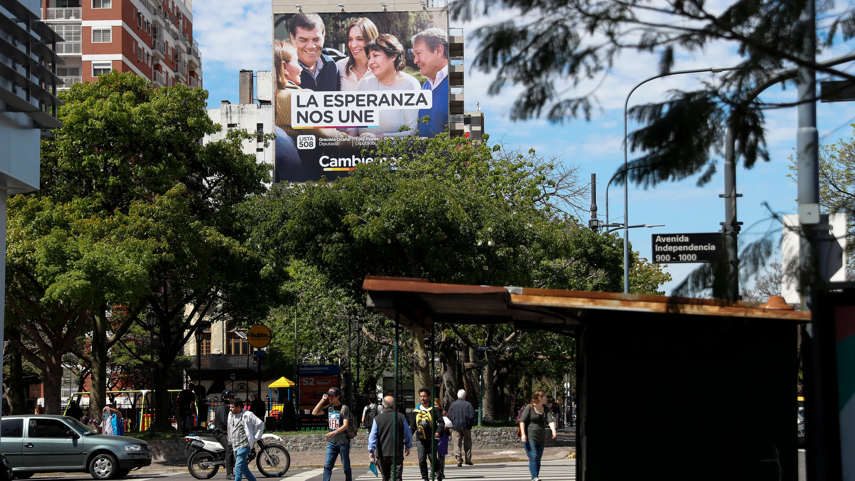 Carteles de propaganda electoral en el centro de Buenos Aires (Argentina)