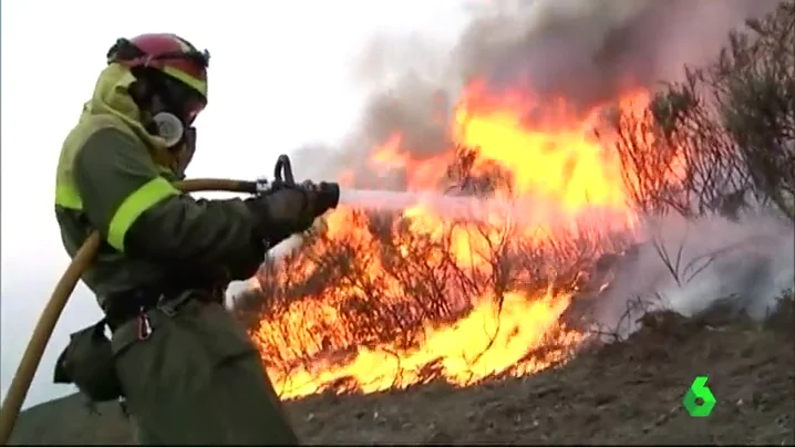 Un bombero intenta apagar uno de los incendios en Galicia